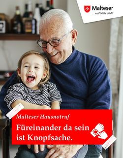 Ein älterer Herr hat seinen kleinen Enkel auf dem Schoß. Beide lachen. Foto: Malteser