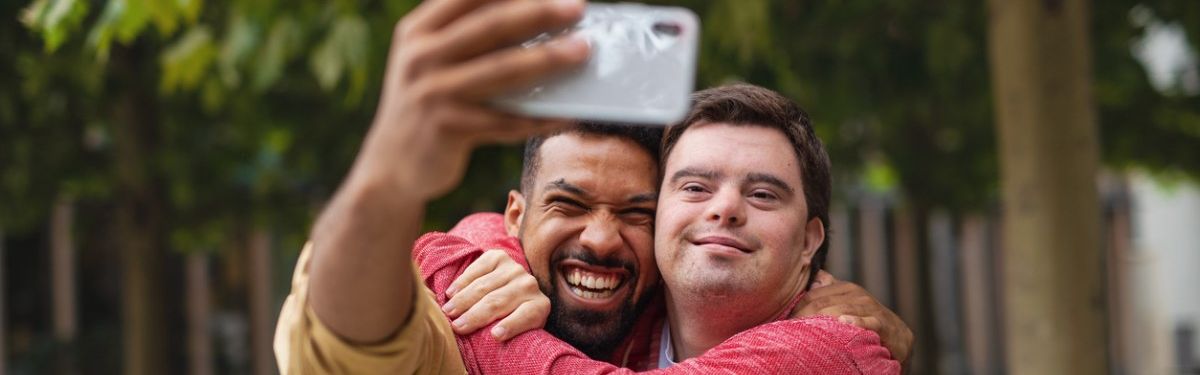 Zwei Männer machen ein Selfie mit einem Smartphone