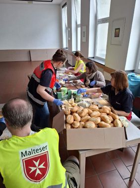 96 Gäste beim Wohlfühlmorgen-Frühstück im Kreuzgang von St. Maria im Kapitol