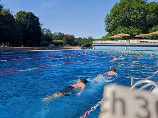 schwimmende Kinder