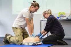 Beim NRW-Tag steht bei den Maltesern die Wiederbelebung bei plötzlichem Herzstillstand im Vordergrund.