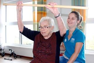 Parkinsonpatientin bei der Gymnastik 