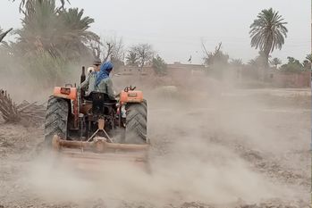 Aus brach wird fruchtbar: Laufende Arbeiten zur Landaufbereitung. Foto: SRSO/Malteser International
