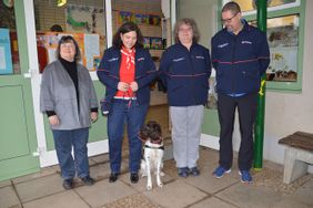 v.l.n.r. Maria Bopp (Schulleiterin der Grundschule Ahlbach), Carina Schmidt-Albrecht (ehrenamtliche Helferin des Besuchs- und Begleitungsdienstes mit Hund des Malteser Hilfsdienstes e.V.) mit Luna, Silke Kaltwasser (Leiterin des Besuchs- und Begleitungsdienstes mit Hund im Landkreis Limburg-Weilburg) und Alexander Kaltwasser (ehrenamtlicher Helfer des BBD mit Hund) freuen sich über das gelungen Pilotprojekt an der Grundschule Ahlbach. (Das Foto ist im November 2019 entstanden.)