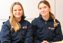 Sarah Bechtold (links) und Annika Kratz stehen für die Kempener Malteser-Jugend. Ihr Ziel ist es, in Kürze in der Stadt eine Jugendgruppe zu etablieren. 