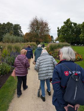 Eine andere Malteser Gruppe an einer anderen Stelle des Parks