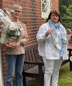Corinna Woisin (rechts) dankt der langjährigen Mitarbeiterin Ingeborg Dallmann, die in den Ruhestand geht. Foto: Mareike Fuchs
