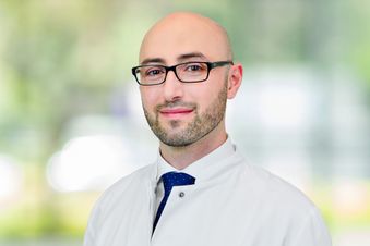 Porträtbild von Moh´d Yazan Khasawneh, leitender Oberarzt.