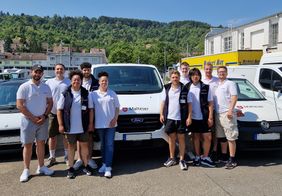 Beauftragte der Malteser vor Fahrzeugen