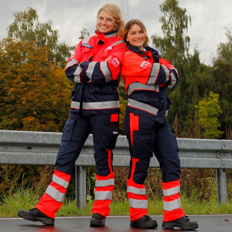 Natascha und Fabiola in Malteseruniformen. 