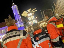 Sanitäter der Malteser auf dem Weihnachtsmarkt