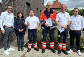 Gruppe mit sechs Frauen und Männern