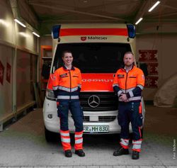 Notfallsanitäter bei Kliniktransport an der Uniklinik Freiburg