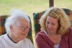 Betreuung von Menschen mit einer Demenz - pflegende Angehörige stehen jetzt vor besonderen Herausforderungen. Foto: Luetke/Malteser