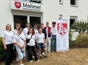 Gruppenfoto der Promoterinnen und Promoter von Temmel Fundraising vor der Diözesangeschäftsstelle Osnabrück