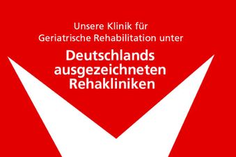 Gruppenfoto medizinischer Mitarbeitender in weißer Kleidung unter einer Auszeichnung für Deutschlands Rehakliniken.