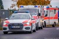 Mehrere Malteser Einsatzfahrzeuge fahren hintereinander