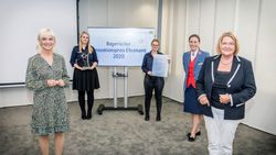 Staatsministerin Carolina Trautner und ausgezeichnete Malteser.