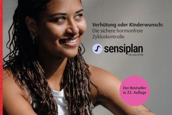 Eine Frau sitzt lächelnd in der Sonne. Cover: Trias-Verlag