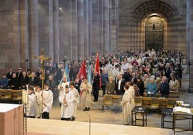 Fahnenabordnung der Malteser im Speyerer Dom anlässlich des 40jährigen Priesterjubiläums von Bischof Dr. Wiesemann