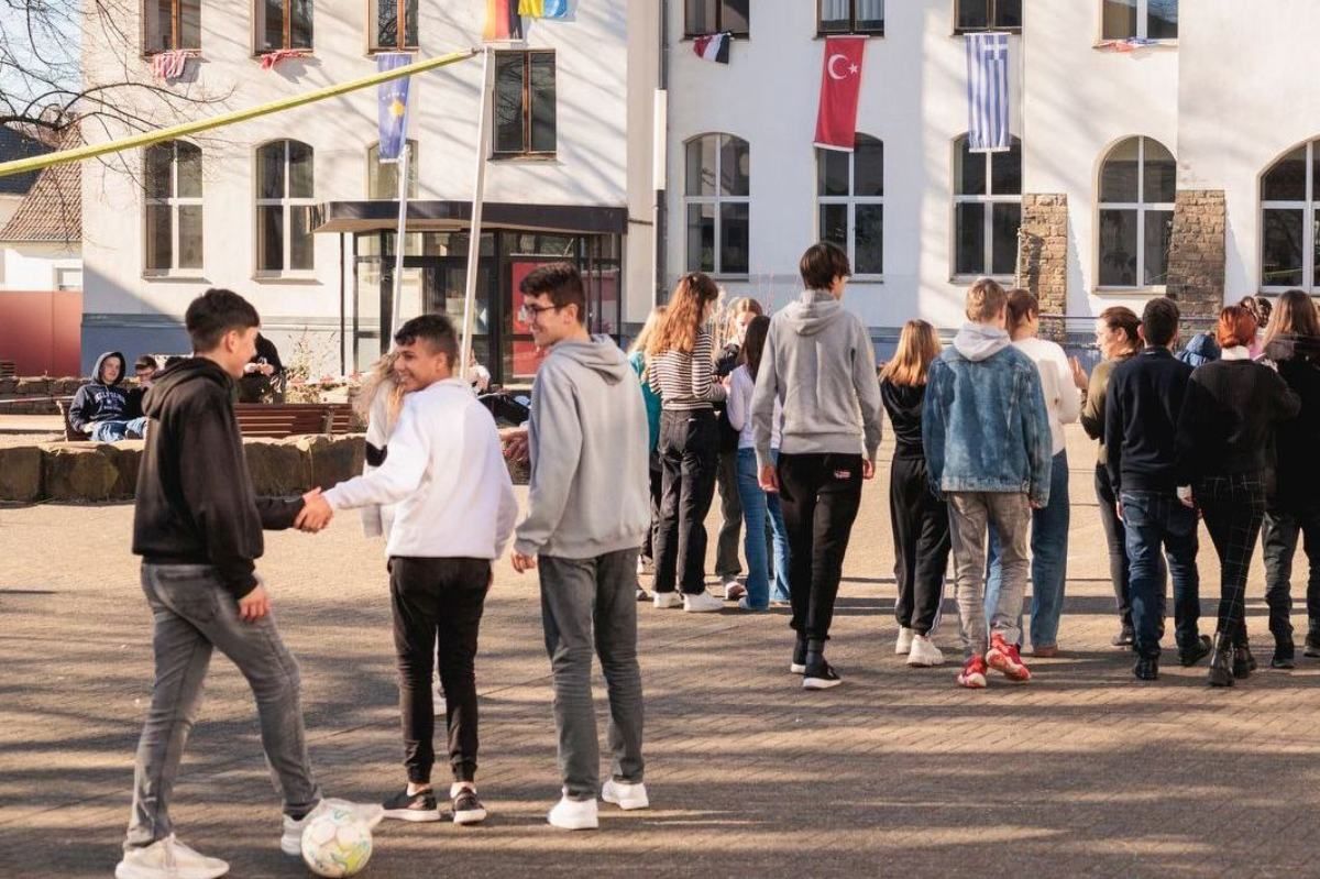 Schüler auf einem Schulhof