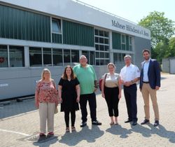 Gruppenfoto vor der Malteser Dienststelle. 