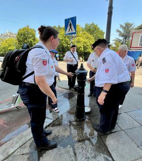 Bei nahezu 40 Grad nutzte die Gruppe die kostenlosen Wasserstellen der Stadt Wien – ein praktischer Bestandteil des dortigen Hitzeschutzkonzeptes.