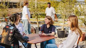 Mehrere junge Menschen sitzen bei einem Seminar der Malteser Freiwilligendienste um einen Tisch. 