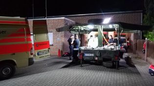 Eine Feldküche nachts auf einem Parkplatz