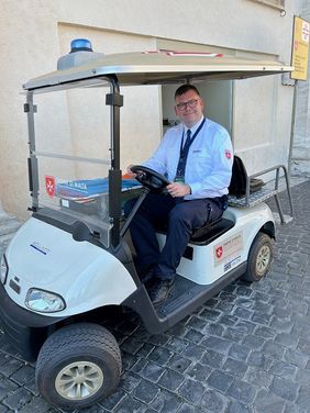 Nils Brandes im Einsatzfahrzeug auf dem Petersplatz in Rom
