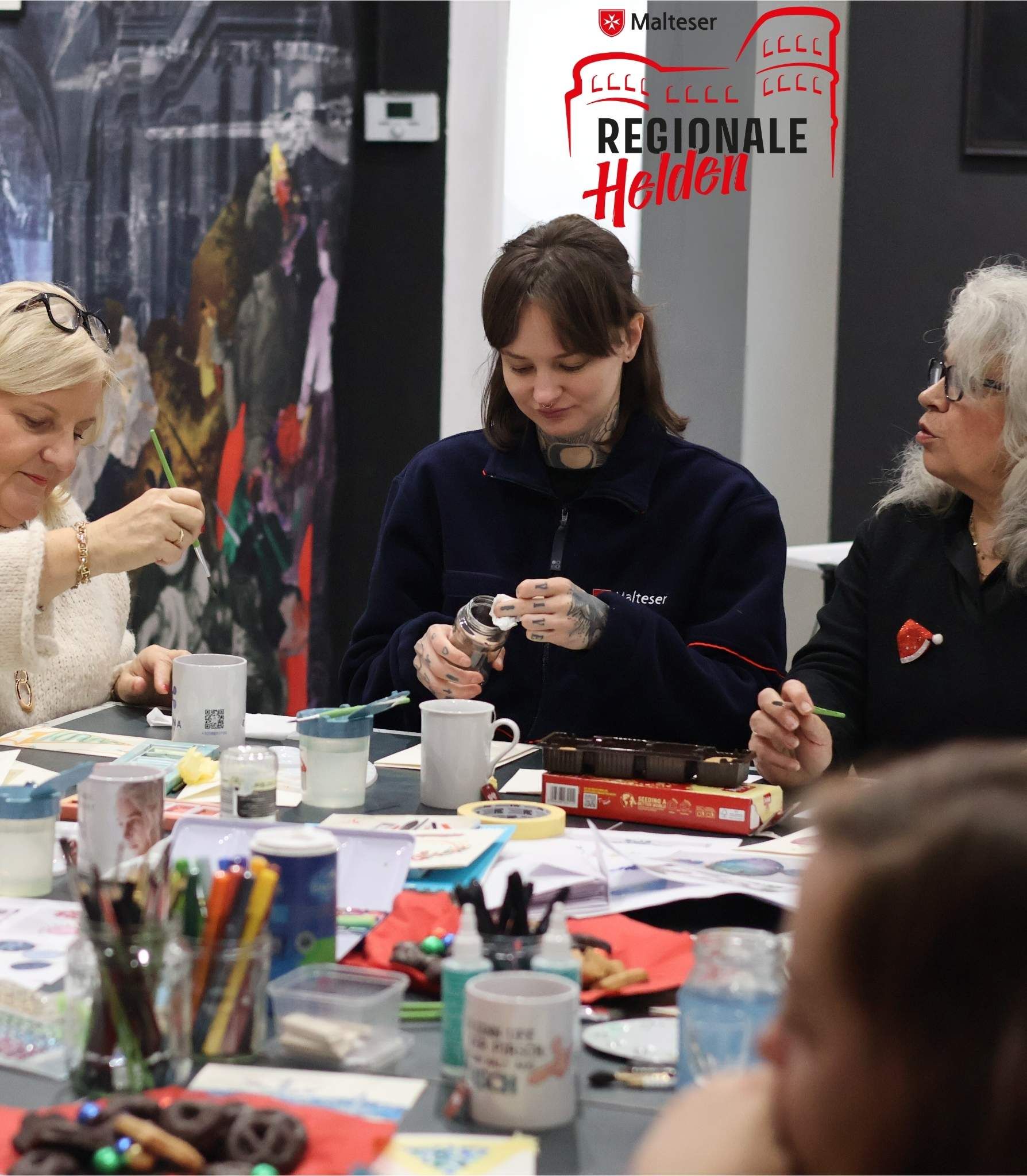 Sina bastelt während eines Mal-Cafés 