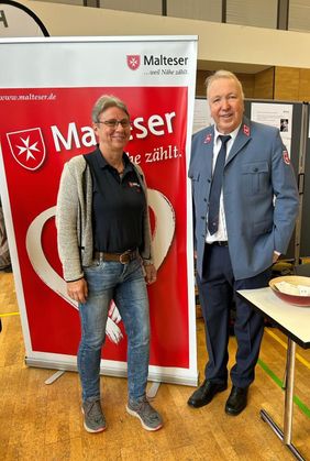 Elke Wertenbruch, Leiterin des Malteser Besuchs- und Begleitungsdienst mit Hund und Hans Schramm beim 1. Hennefer Seniorentag.