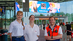 Einsatzkräfte der Malteser waren sowohl auf dem Veranstaltungsgelände der DoKomi unterwegs als auch an festen Unfallhilfsstellen. Hier ein Team am Eingang der Messe
