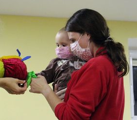 In Minsk betreut eine Mitarbeiterin ein schwer erkranktes Kind auf einer Krankenstation. Foto: Caritas Minsk