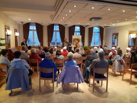 BU: Einen launigen Abend bot Eberhard Lauer in Hilders zu Gunsten des Malteser Kinderhospizdienstes. Fotos: Malteser Fulda 