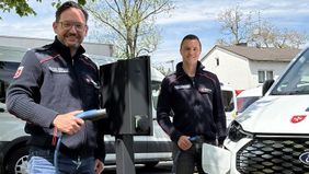 Fahrdienstleiter Michael Diepold und sein Stellvertreter Michael Kusmitsch beim Laden eines neue E-Busses. (Foto Julia Krill).