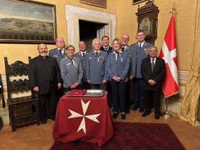 Das Team der Malteser aus dem Erzbistum Paderborn erhält aus den Händen der Vertreter des Malteser Orden die Einsatzmedaille