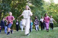 Kinder laufen auf einer Wiese