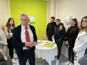 Knigge-Trainer Jürgen Lackhoff erklärt unterschiedliche Gläser