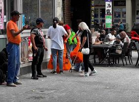 BlaBlaCafé-Teilnehmer:innen ‚räumen in Kalk-City auf