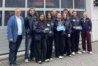 Eine Gruppe junger Menschen in Malteser Kleidung