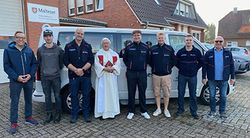 Gruppenbild der Reiseteilnehmer mit Malteser Diözesanseelsorger Pater Karl Gierse