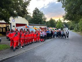 Eine Gruppe von über 50 Praxisteilnehmer in Einsatzkleidung stehen zusammen.