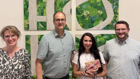 Die Beratungslehrkräfte Frau Reinking (li.) und Herr Steffens (re.) sowie Schulleiter Thorsten Harnischmacher (2. v. li.) verabschieden Frau Brüning-Hempelmann (2. v. re.) und danken für ihr wertvolles Engagement am LFG.