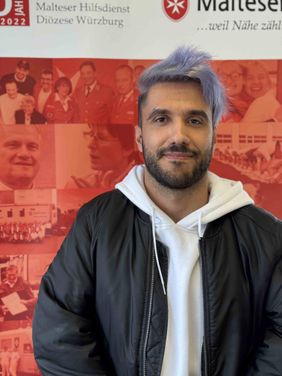 Portrait eines Mannes vor Rollup