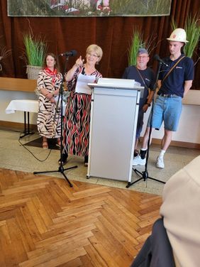 Dienststellenleiterin Rita Hagenhoff mit Darstellern des kurzen Anspiels.