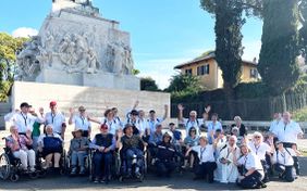 Eine Gruppe von Maltesern und Menschen mit Behinderung in Rom.