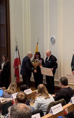 Wolfgang und Beate Schiedel (rechts und Mitte) nehmen den Preis von Bürgermeister Markus Püll (links) entgegen.