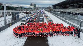 Ein beeindruckendes Gruppenfoto: Mehr als 250 Helferinnen und Helfer mit den Rund 100 Fahrzeugen im Hintergrund haben am MOT-Marsch zum Nürburgring teilgenommen.