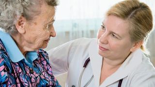 Eine Seniorin spricht mit einer ambulanten Pflegerin.